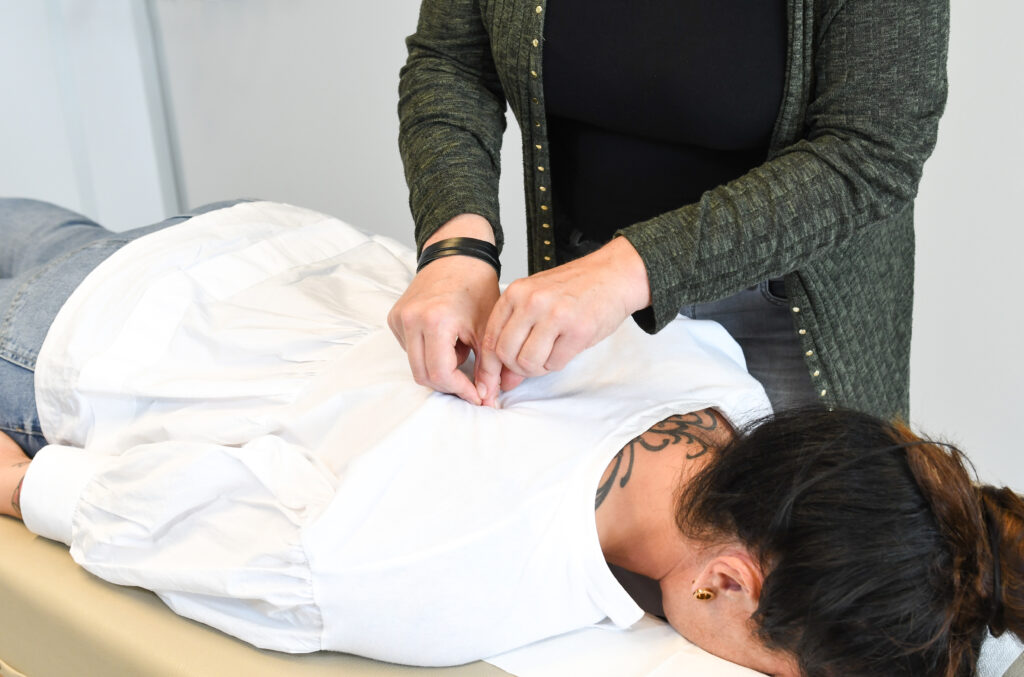 Vrouwelijke therapeut in een BSR-sessie